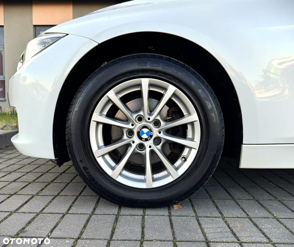 BMW Seria 3 320i Touring xDrive - 15