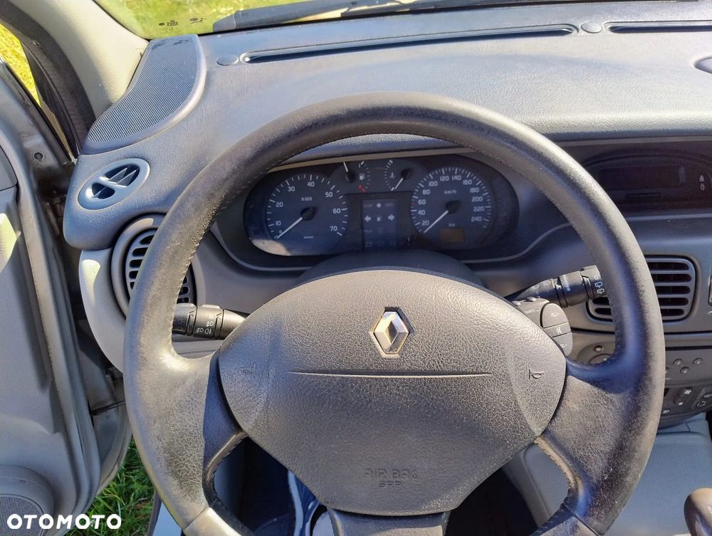 Renault Scenic 1.6 16V Privilege - 13