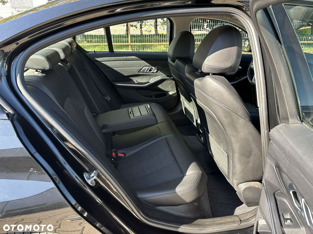 BMW Seria 3 318i Sport Line - 17