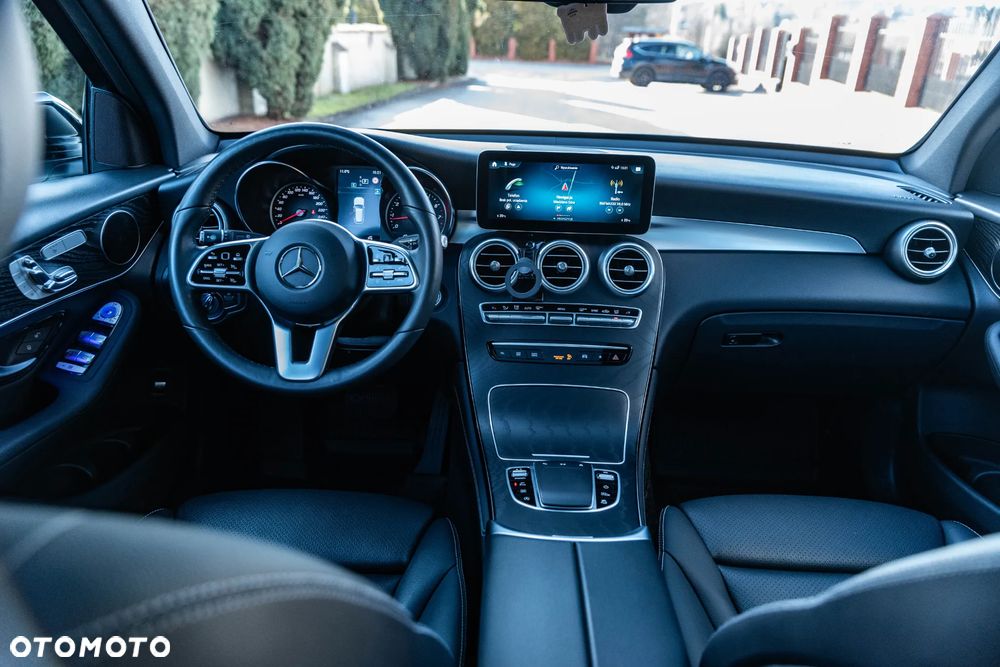 Mercedes-Benz GLC 300 4Matic 9G-TRONIC AMG Line Plus - 25