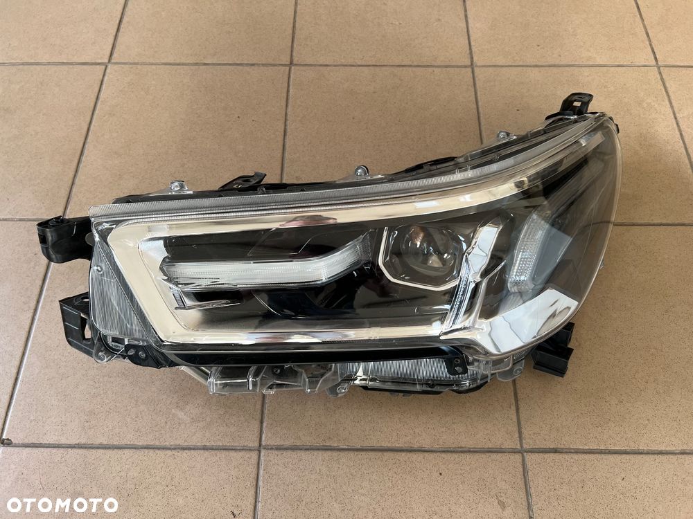 Lampa przednia reflektor lewa TOYOTA HILUX 8 VIII LIFT 20- FULL LED