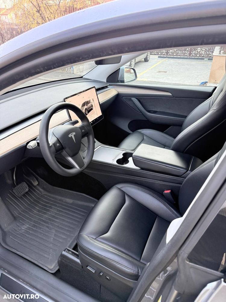 Tesla Model Y - 5