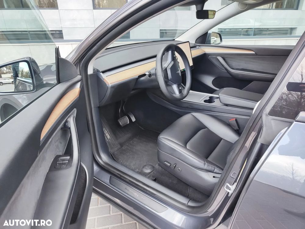 Tesla Model Y - 12