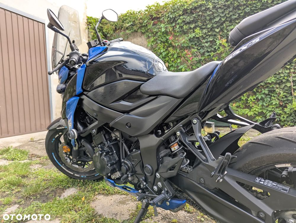 Suzuki GSX - 11