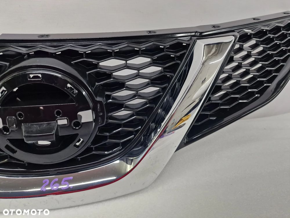 NISSAN QASHQAI J11 ATRAPA / GRILL PRZEDNI PRZÓD NA / POD KAMERĘ , NR 62310-4EA0D / 62310-4EM0D , NR AUKCJI GL265 - 8