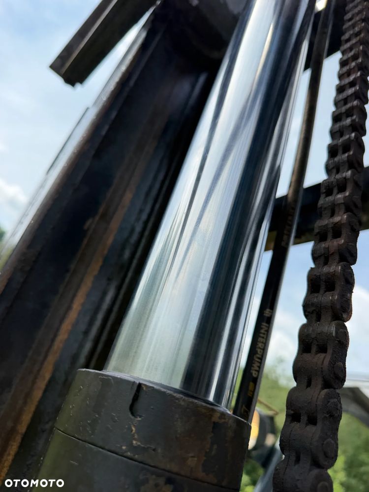 Toyota 7FDF25 Wózek Widłowy 2,5tony. Niski Przebieg 4800 mtg. Wolny skok. Triplex. Oryginał z Norwegii z Gospodarstwa ziemniaczanego woził lekkie ładunki.. Zero luzów i wycieków. Maszyna po wszystkich dużych serwisach w DEKRA. ZERO wkładu własnego. Maszt Triplex. Dodatkowa 3 linia Hydrauliczna. Diesel! Hamulce brzytwa! Koła pełne. REWERS JAZDA. Opony bardzo ładne. Oświetlenie fabryczne. Potężna moc. Wysoka precyzja pracy oraz jazdy! - 22