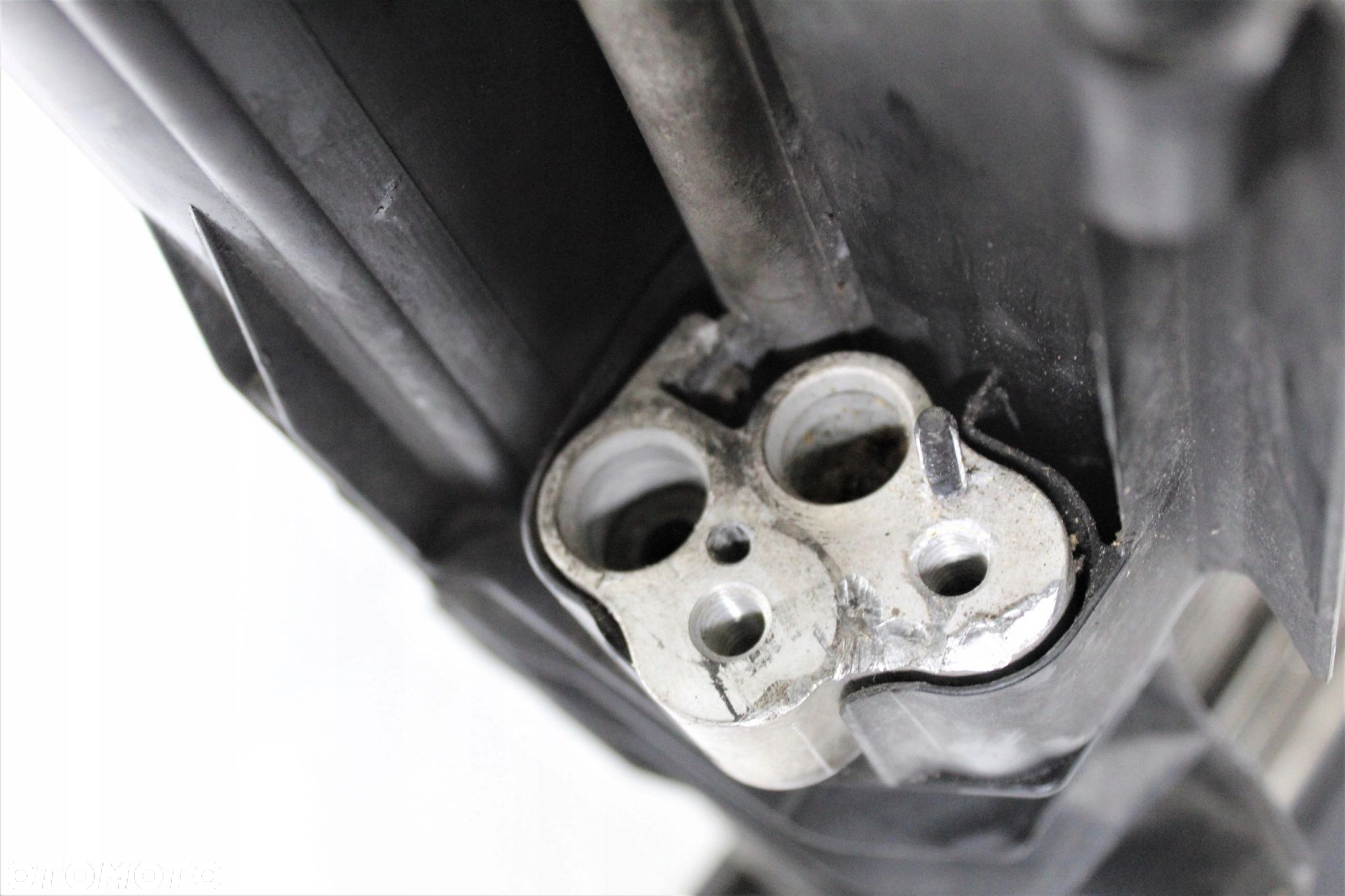 PAS PRZEDNI BELKA CHŁODNICE BMW E60 E61 2.5B 3.0B - 16