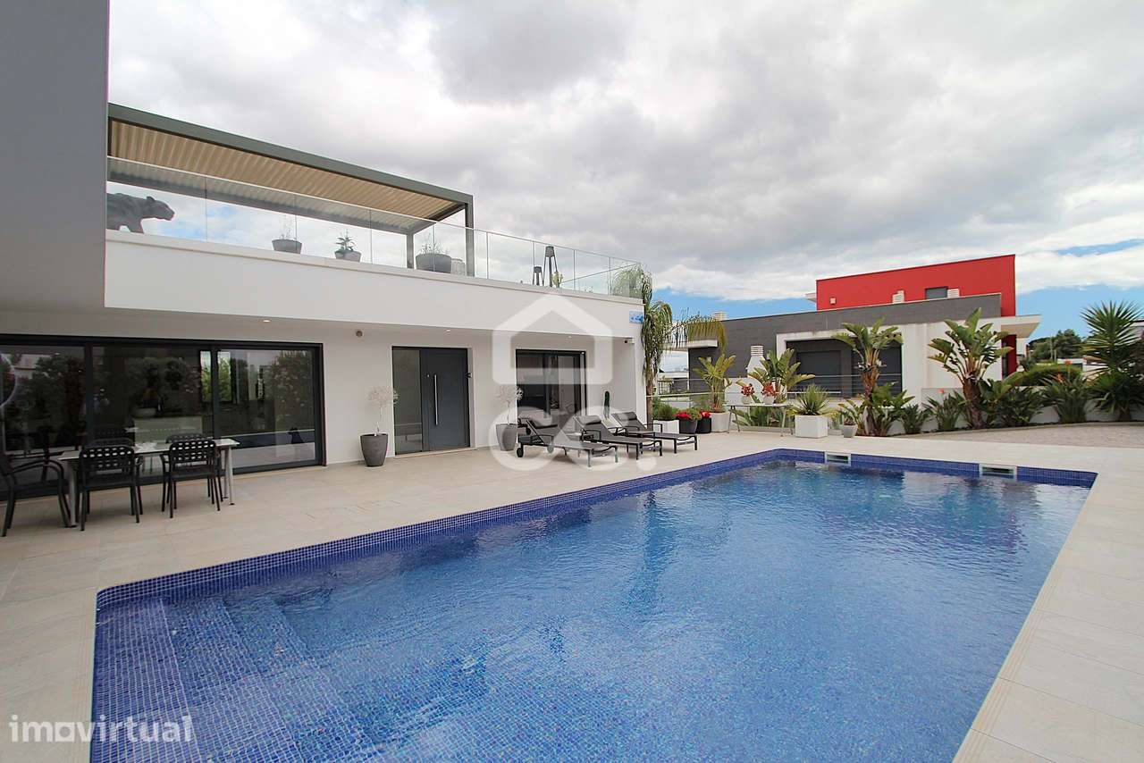 Moradia T3 com piscina, terraço e garagem ampla em Alcantarilha - Grande imagem: 2/40
