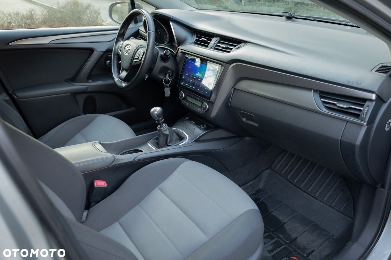 Toyota Avensis Combi 1.6 - 19