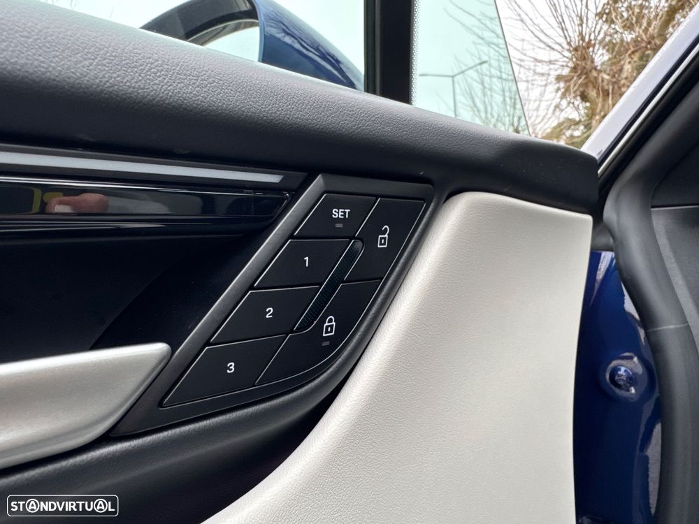 Porsche Macan Electric 4 - 39