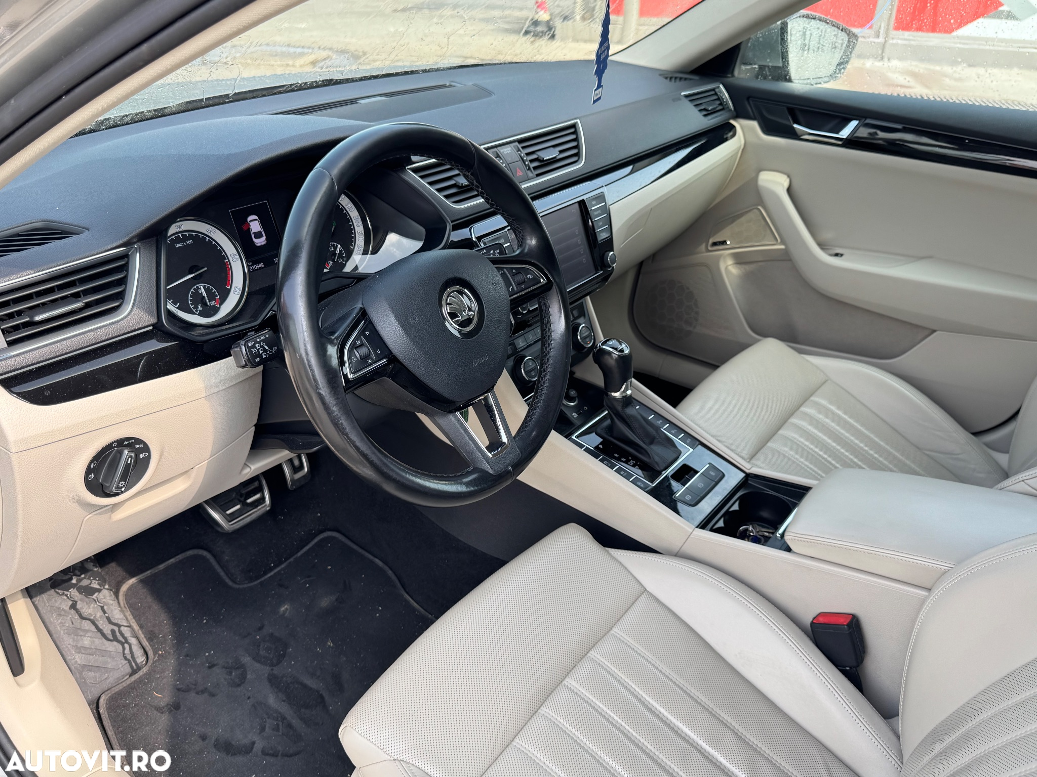 Skoda Superb 2.0 TDI DSG Laurin & Klement - 2