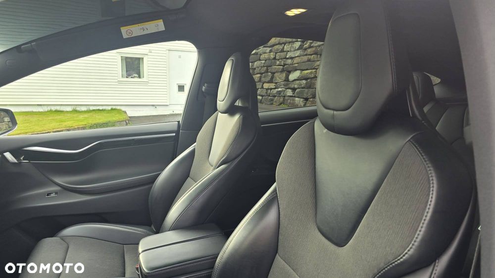 Tesla Model X - 15