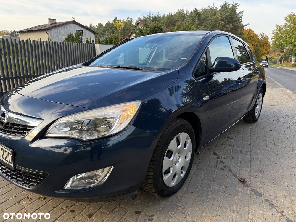 Opel Astra 2011 photo 3