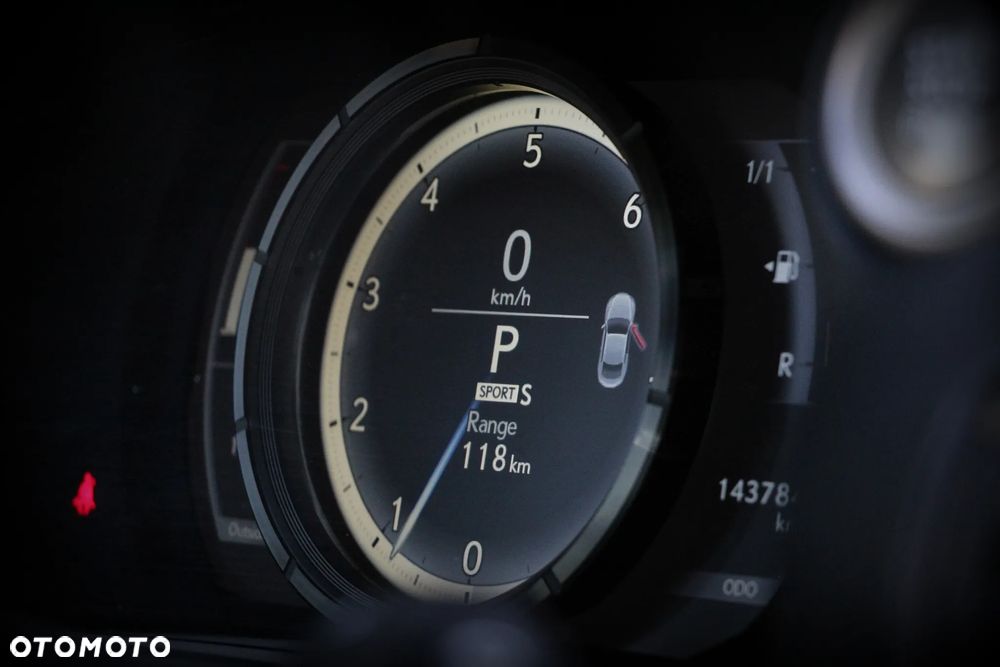 Lexus RC 200t / 300 F Sport - 24