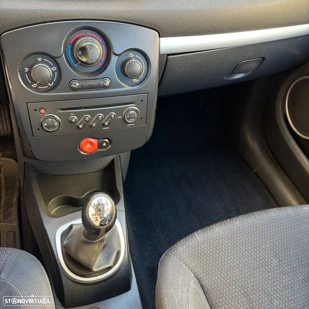 Renault Clio 1.2 16V Dynamique S - 10