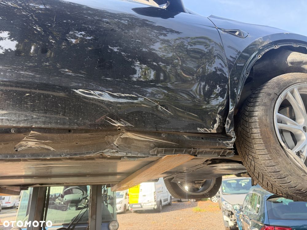 Tesla Model Y Long Range AWD - 5