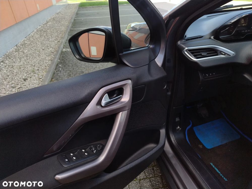 Peugeot 2008 1.2 Pure Tech Allure S&S - 16