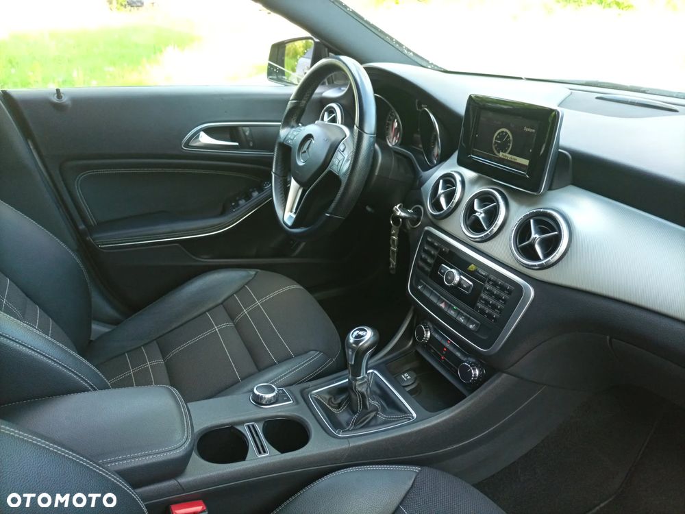Mercedes-Benz CLA 180 AMG Line - 21