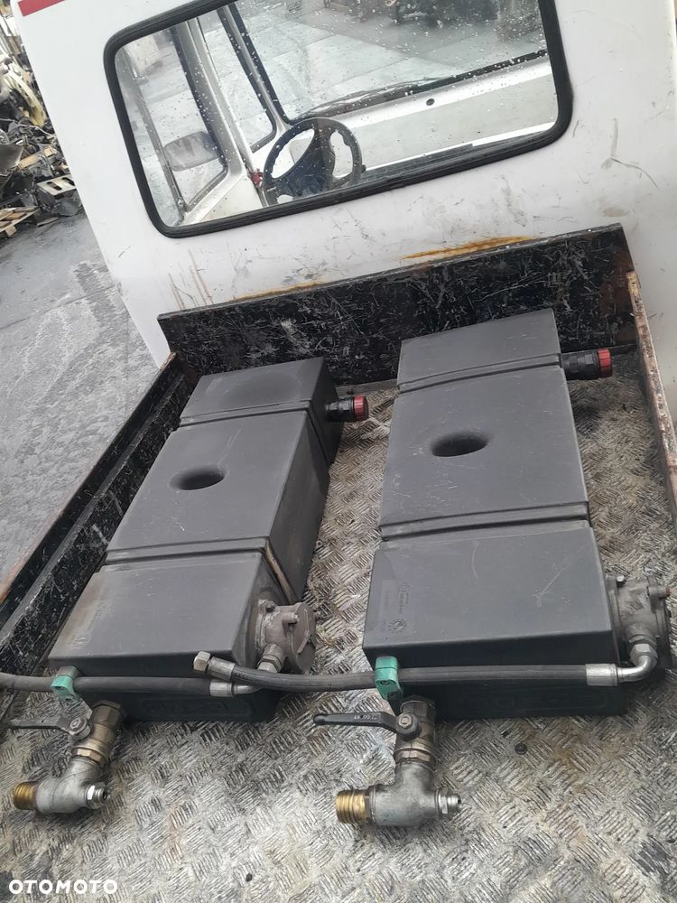 Zbiornik oleju hydraulicznego KOMPLETNE 2szt. Cena za sztukę !! - 1