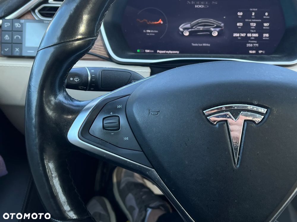 Tesla Model S - 19