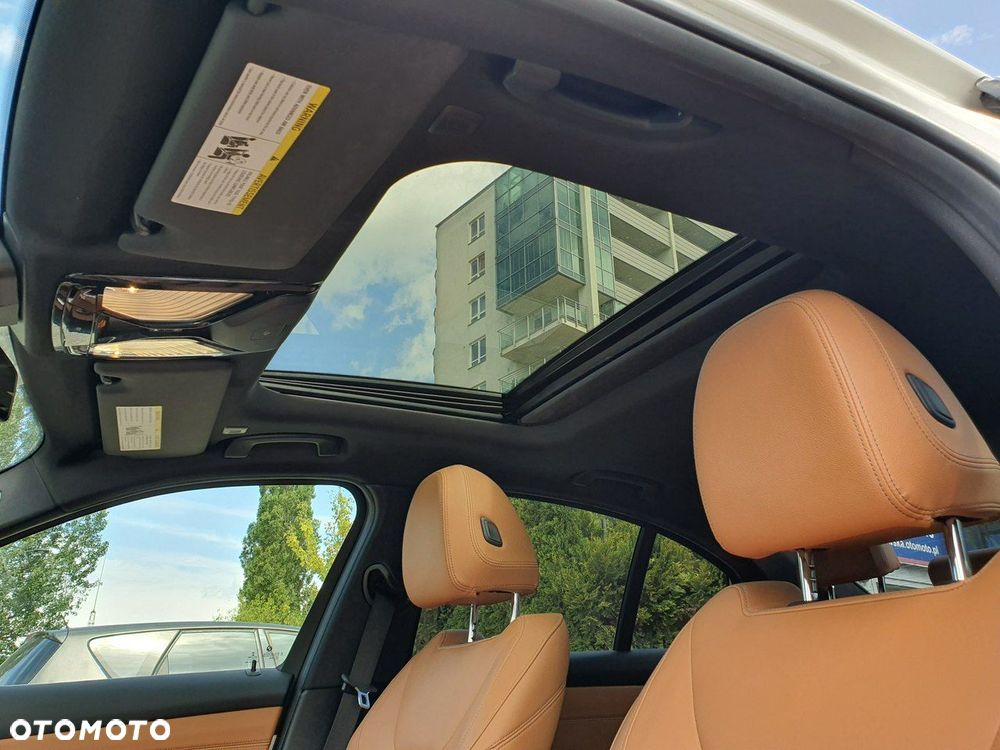 BMW Seria 3 330i xDrive - 24