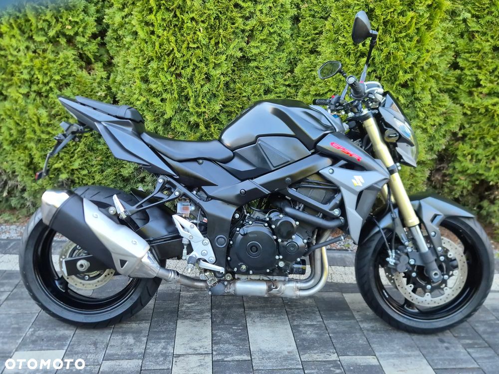 Suzuki GSR - 2