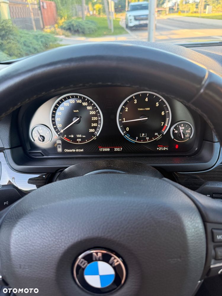 BMW Seria 5 528i xDrive Sport-Aut Luxury Line - 32