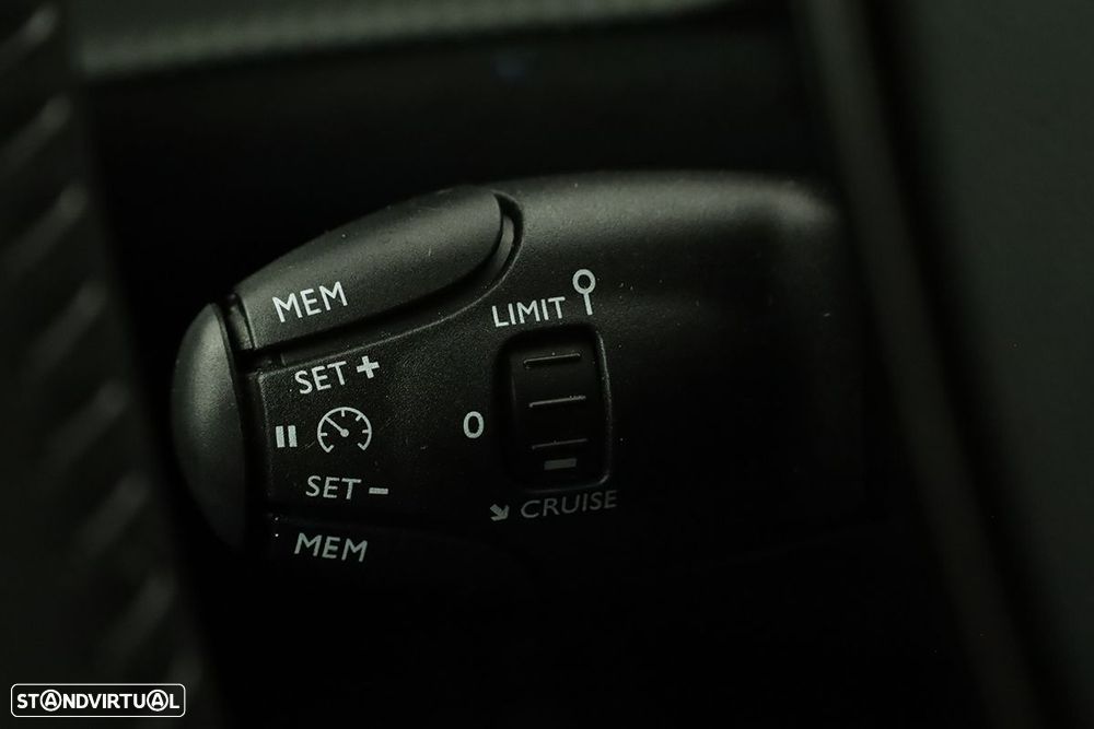 Peugeot 2008 1.2 PureTech Allure - 17