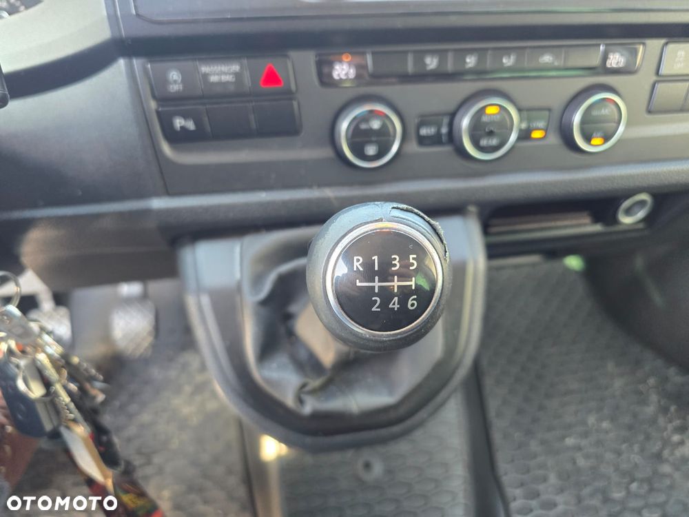 Volkswagen Caravelle - 13