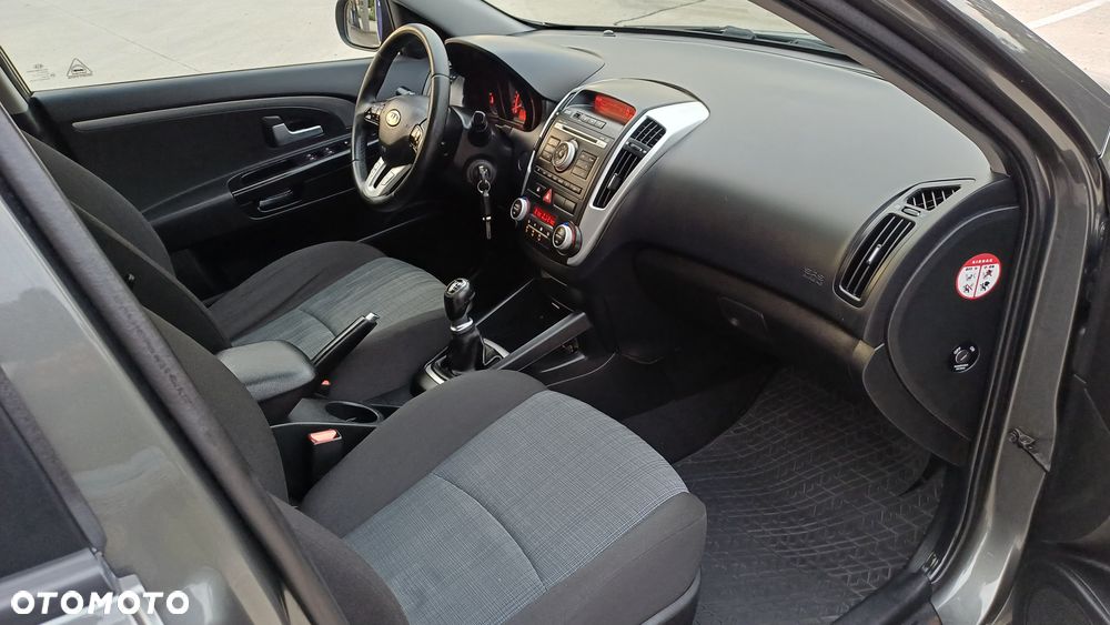 Kia Ceed - 13