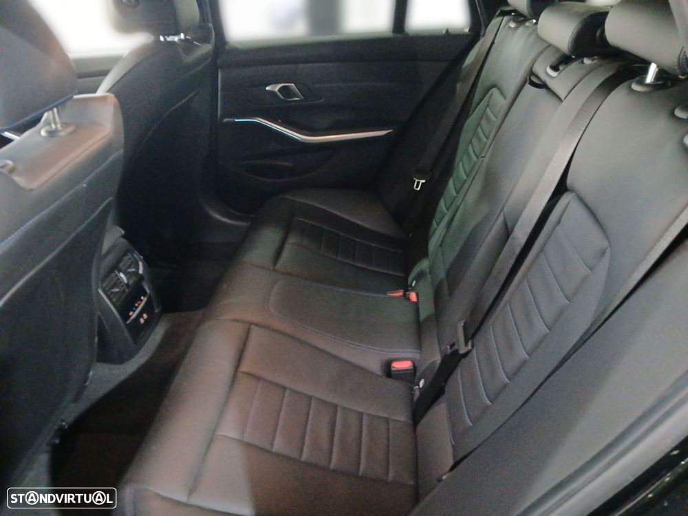 BMW 320 d Pack Desportivo M Auto - 13