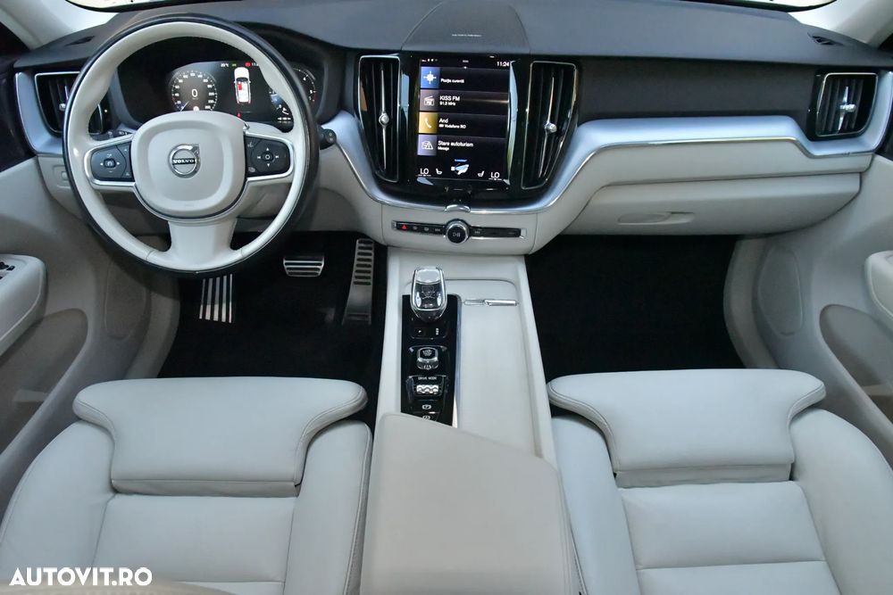 Volvo XC 60 B4 MHEV AT8 AWD Momentum Pro - 4