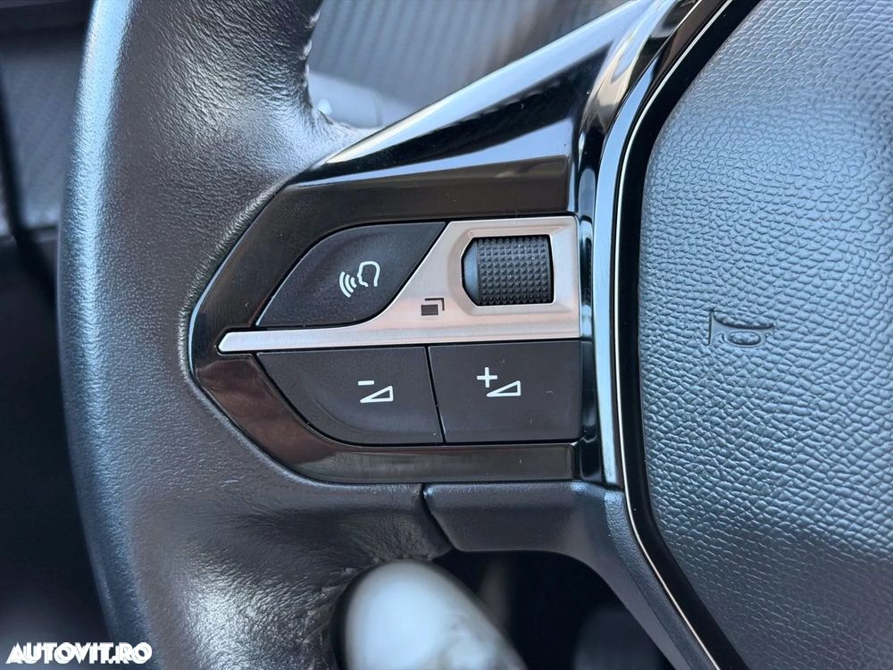 Peugeot 208 PureTech 100 EAT8 Allure Pack - 12