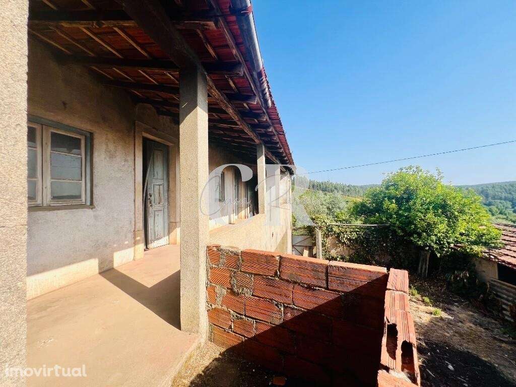 Moradia em pedra com terreno, repleta de potencial de transformação em - Grande imagem: 3/45