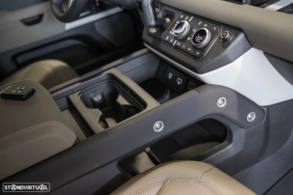 Land Rover Defender 3.0 I6 90 AWD X-Dynamic S - 24