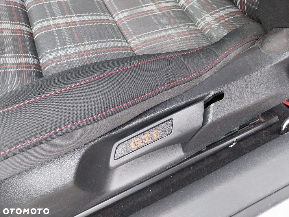 Volkswagen Golf - 26