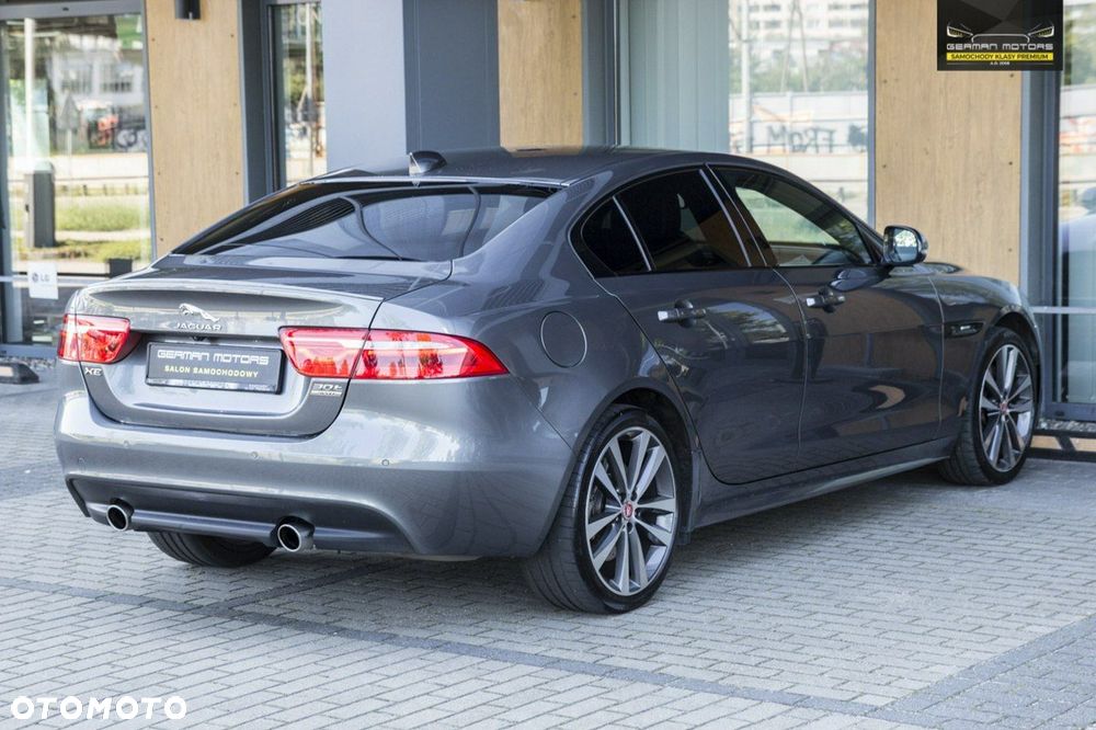 Jaguar XE - 13