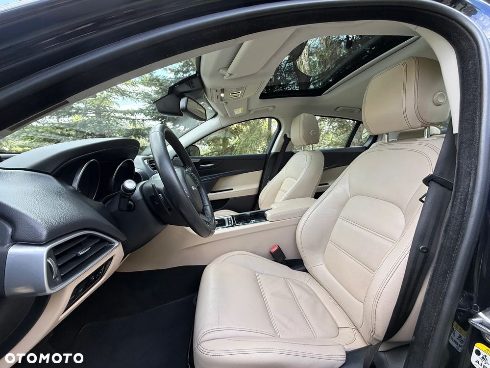 Jaguar XE 20d Prestige - 16