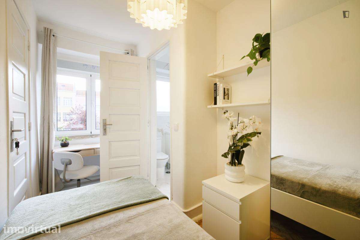 Quarto - localizado em Roma-Areeiro Lisbon - Grande imagem: 3/28
