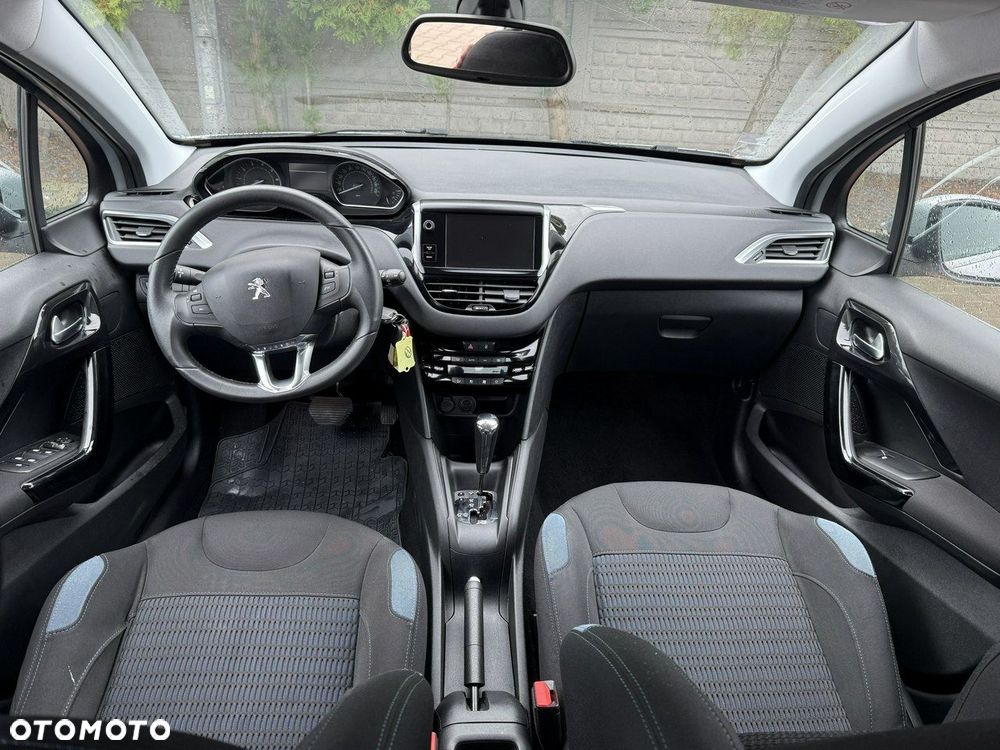 Peugeot 208 - 8