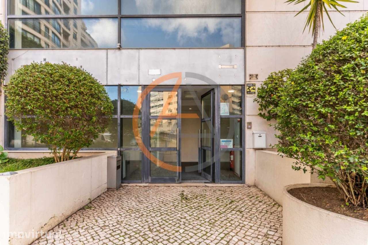 Escritório + Apartamento T2 | Campolide - Grande imagem: 3/59