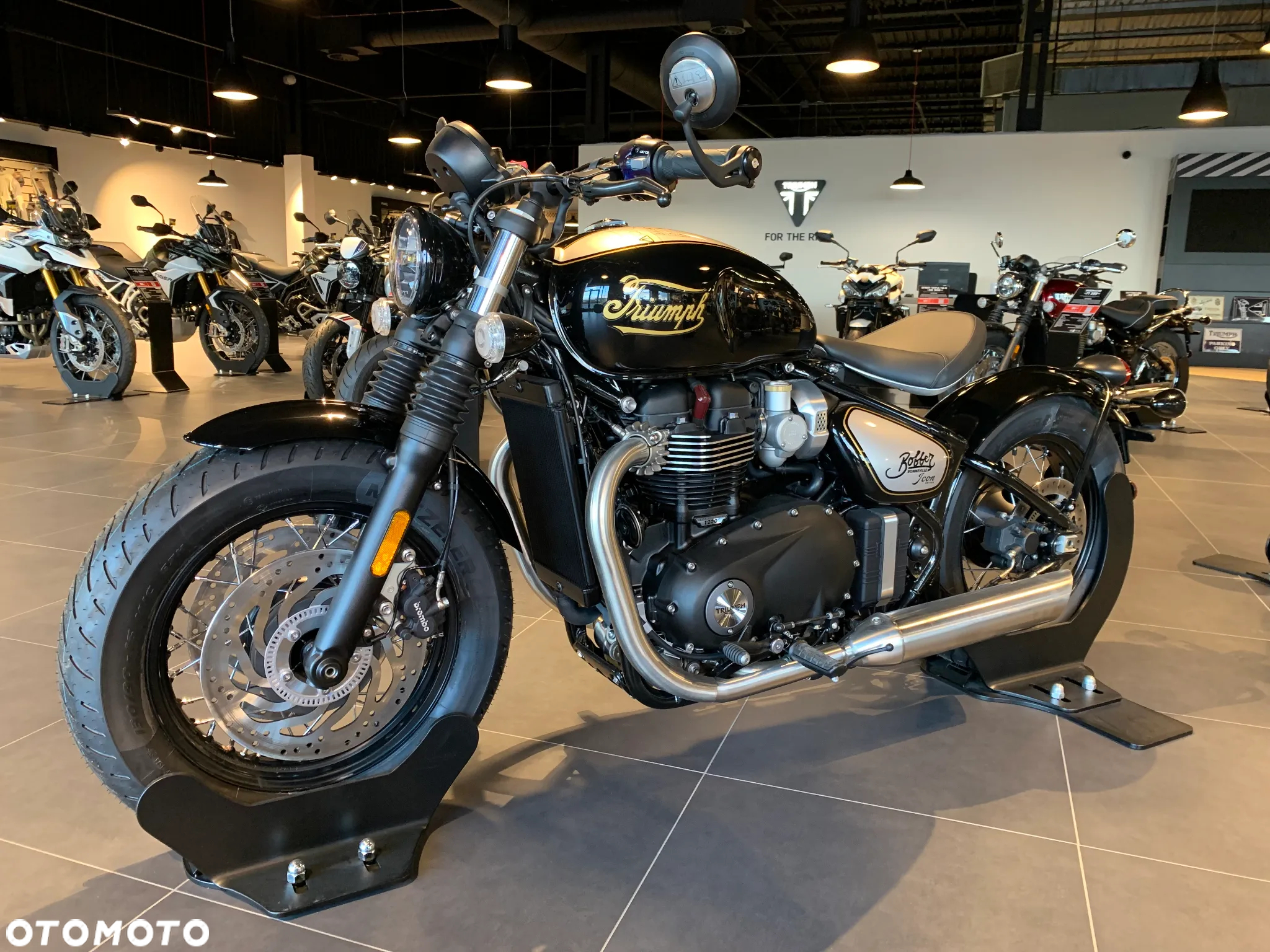 Triumph Bonneville Bobber - 4