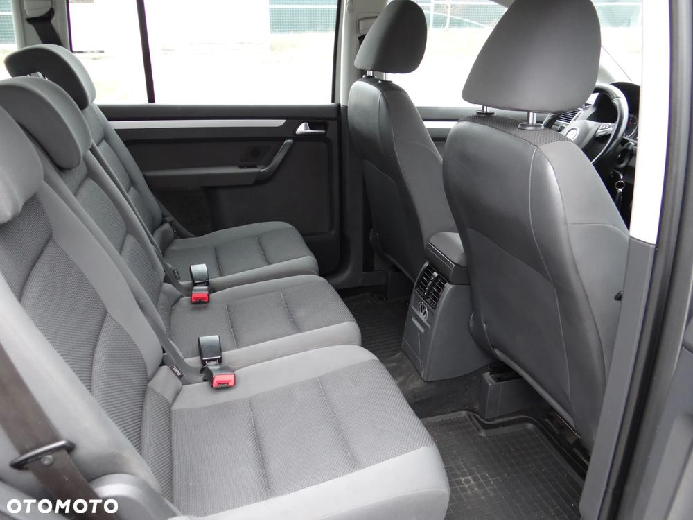 Volkswagen Touran - 10