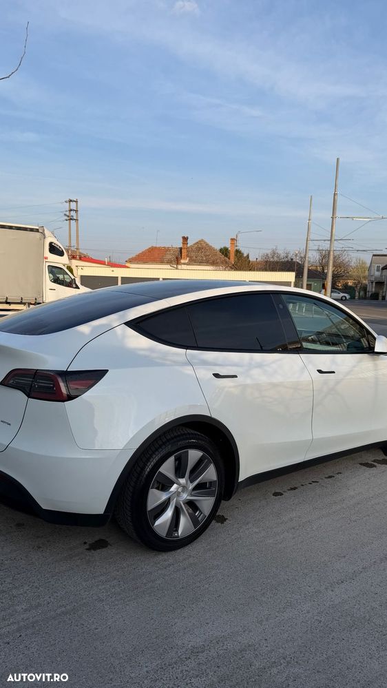 Tesla Model Y AWD Performance - 11