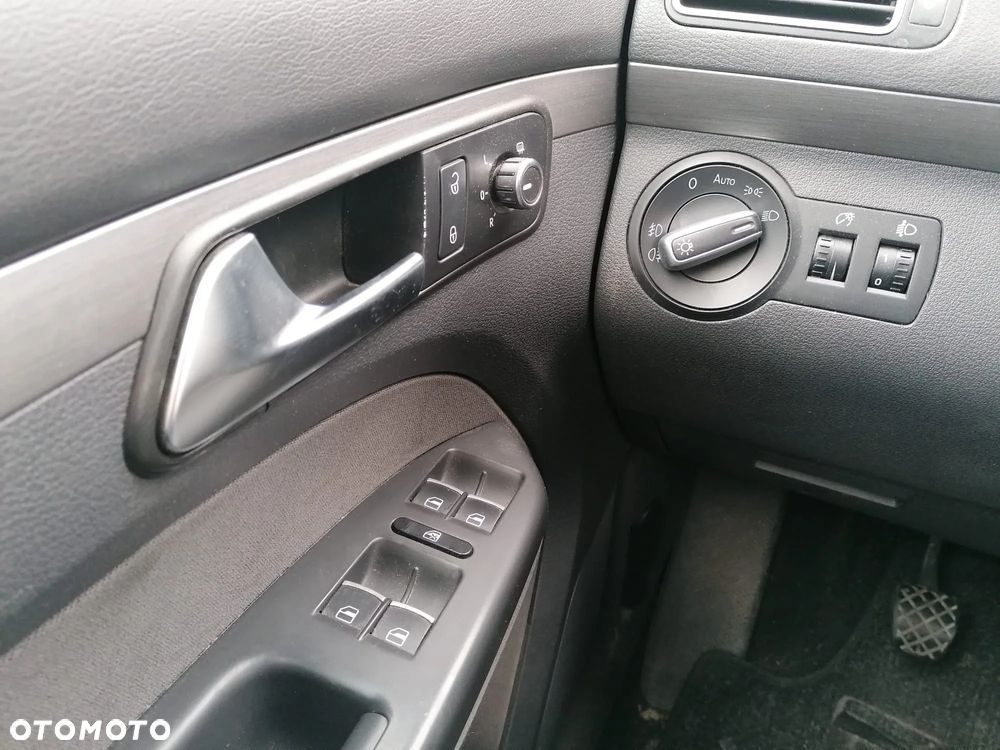 Volkswagen Touran - 19