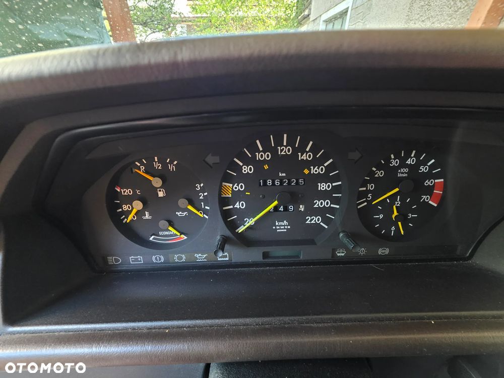 Mercedes-Benz W124 1988 photo 3