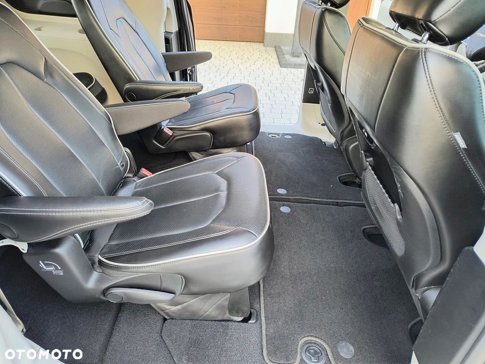 Chrysler Pacifica - 16