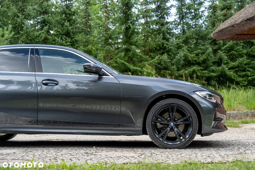 BMW Seria 3 330i xDrive Sport Line - 17