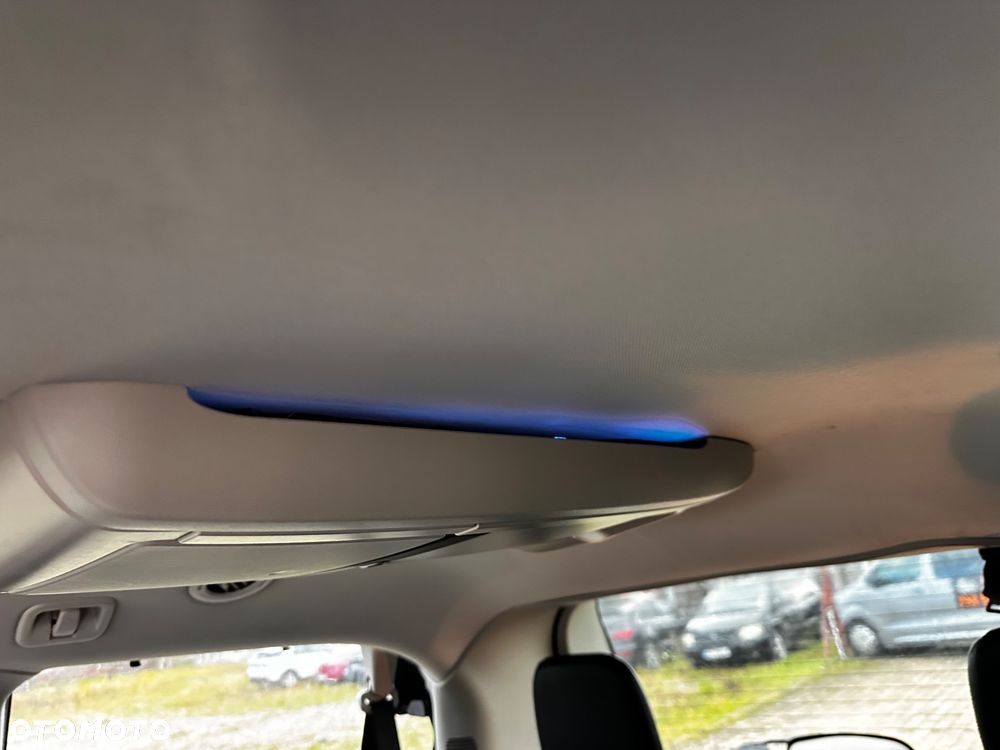 Chrysler Town & Country - 25