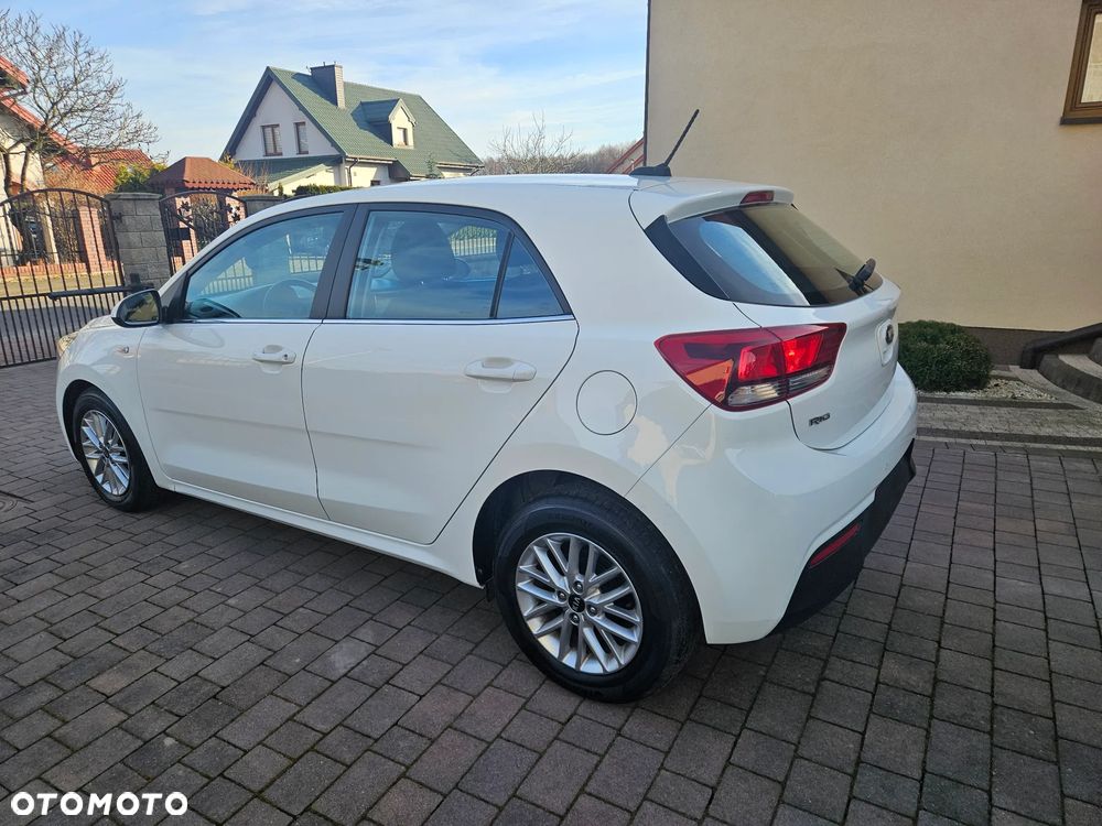 Kia Rio 1.4 L - 6